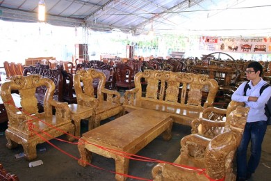 Bộ bàn ghế ngót tỷ đồng ở Hội chợ hàng Việt